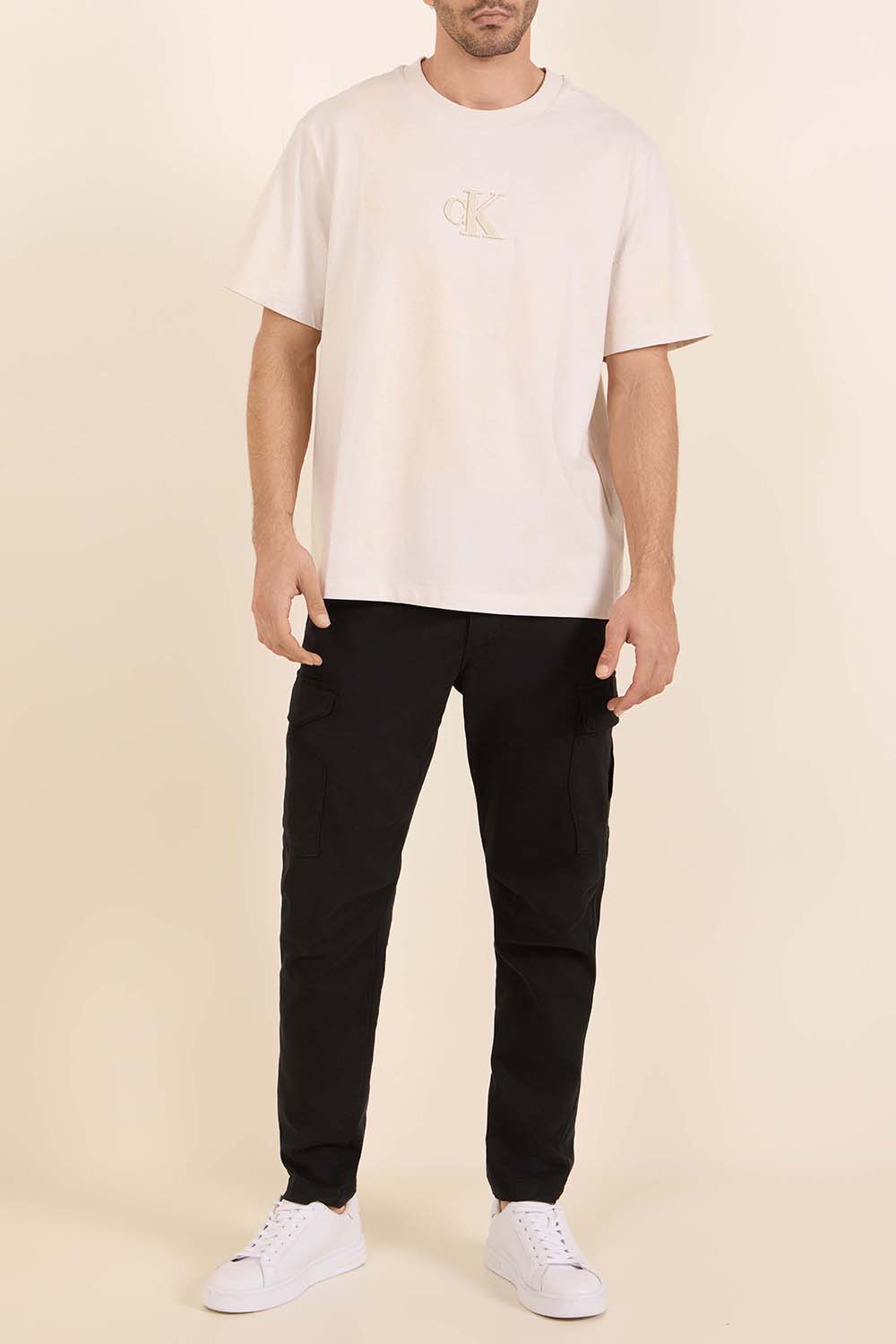 תמונת כל הלוק של חולצת טי